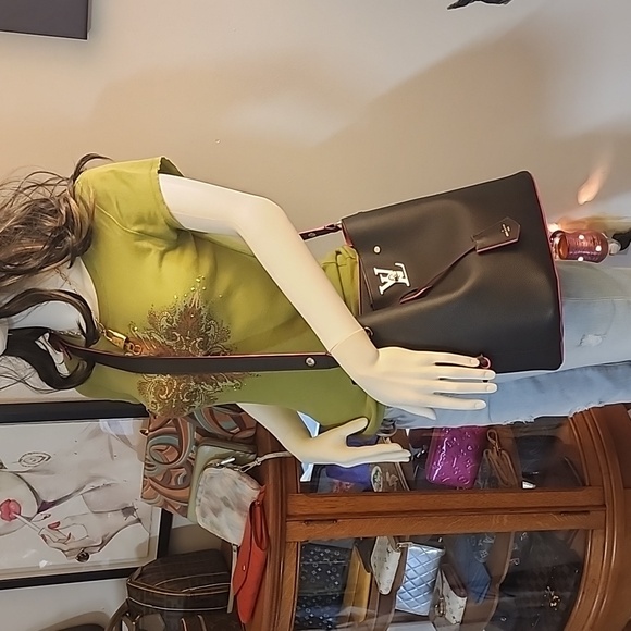 Louis Vuitton LockMe Noir - Picture 16 of 16